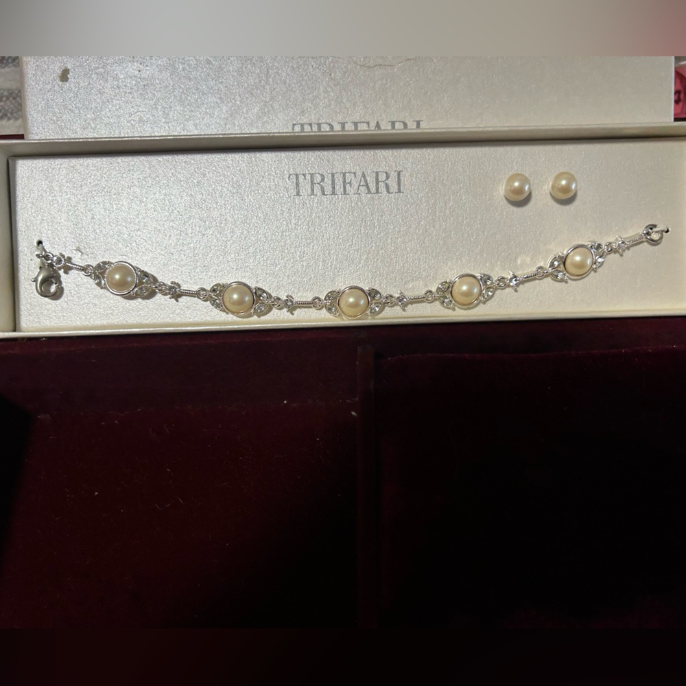 Trifari Pearl and Silver-Tone link bracelet with Matching Pearl Stud Earrings